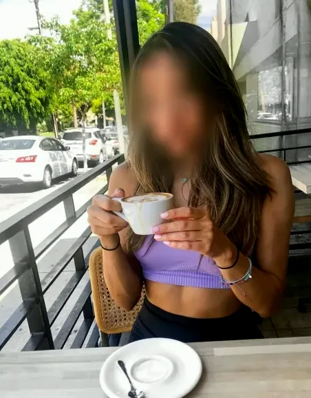 Evie, 32