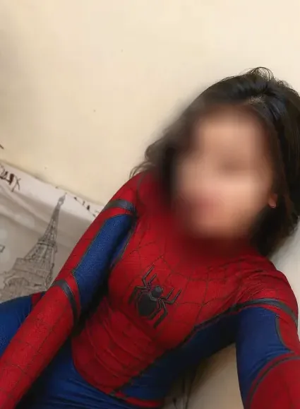 Ffion, 25