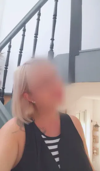 Isabelle, 37
